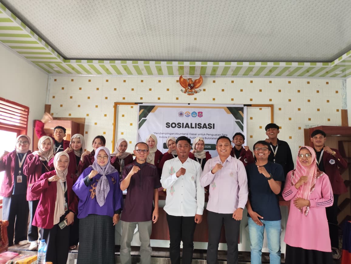 foto Bersama Mahasiswa KKN UNG Desa Bulotalangi pada kegiatan Sosialisasi Akuntansi Dasar untuk Penguatan Tata Kelola Koperasi Merah Putih. Kamis (28/8/25) (Dokumen : Istimewa)