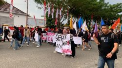 Mahasiswa Gorontalo Geruduk Rudis Gubernur, Tolak Tunjangan DPR