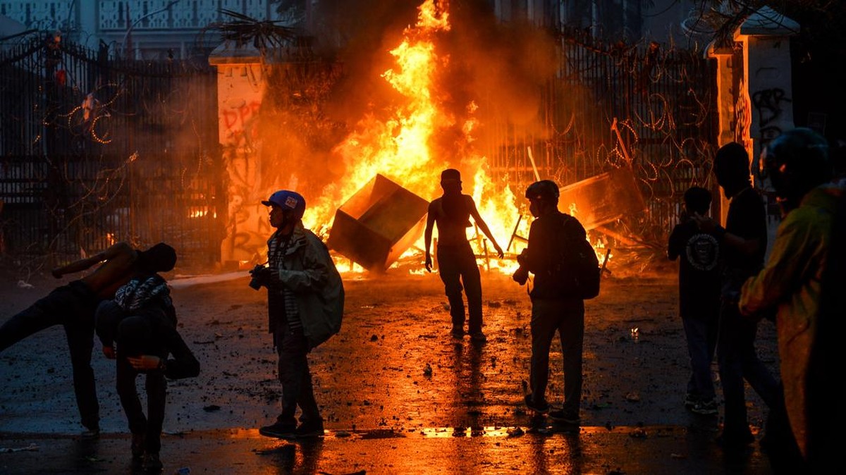 Massa aksi membakar gerbang saat aksi di Depan Gedung DPRD Jawa Barat di Bandung, Jawa Barat, Jumat (29/8/2025). ANTARA FOTO/Raisan Al Farisi/rwa.