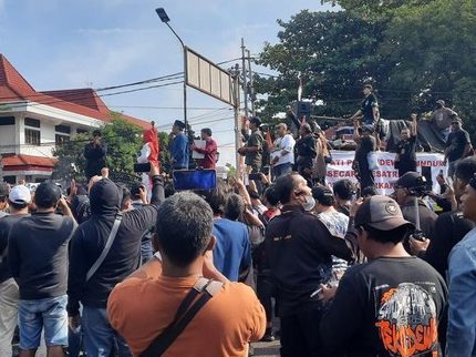 Suasana aksi demo di depan kantor Bupati Pati, Rabu (13/8/2025). Foto: detikJateng