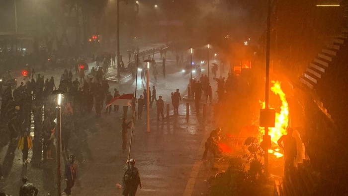 Foto: Pospol depan Polda Metro Jaya dibakar massa (Mulia Budi/detikcom)