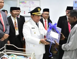 Agustina, Bayi Asal Buliide dapat Kado Spesial dari Wali Kota Adhan Dambea