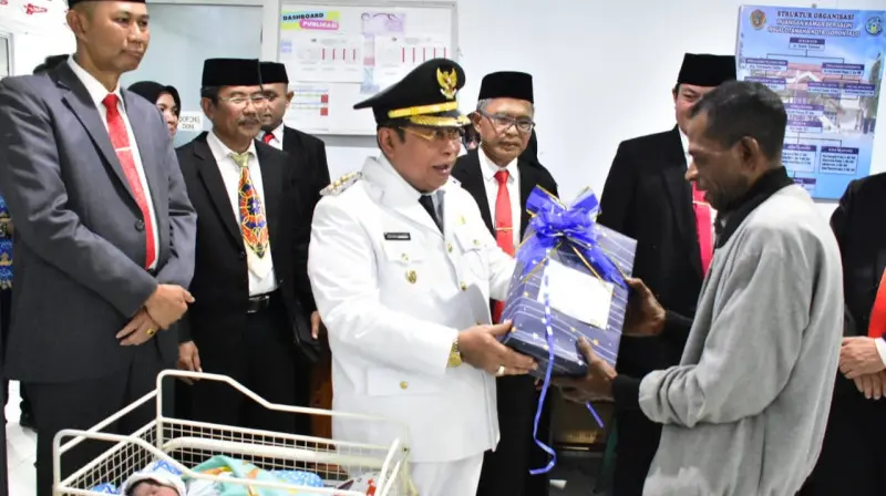 Bayi Agustina lahir di HUT RI ke-80 Kota Gorontalo. Wali Kota Adhan Dambea memberikan hadiah spesial berupa akta kelahiran dan dokumen penting keluarga. Dokumen : (Istimewa)