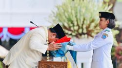 Prabowo cium bendera Merah Putih