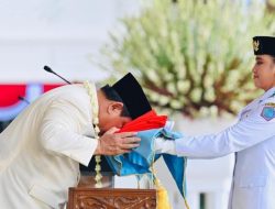 Prabowo cium bendera Merah Putih