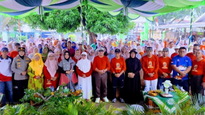 Kegiatan ini diawali dengan jalan sehat bersama yang melibatkan Bupati Gorontalo Sofyan Puhi, Ketua TP. PKK Maryam Sofyan Puhi Sekda Sugondo Makmur, Tim Kerja Bupati Salahudin Pakaya, serta warga Persyarikatan Muhammadiyah. (06/9/25)