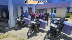 Tiga warga Desa Tapadaa menerima bantuan motor cool box melalui aspirasi Anas Jusuf. Foto (Redaksi Fokusnews)