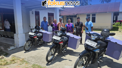 Tiga warga Desa Tapadaa menerima bantuan motor cool box melalui aspirasi Anas Jusuf. Foto (Redaksi Fokusnews)
