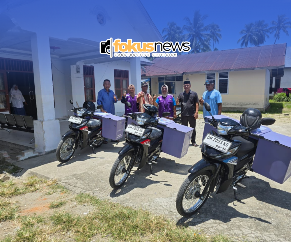 Tiga warga Desa Tapadaa menerima bantuan motor cool box melalui aspirasi Anas Jusuf. Foto (Redaksi Fokusnews)