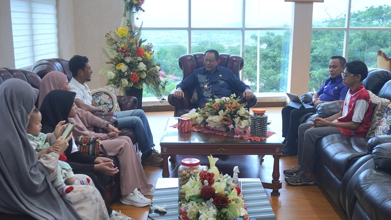 Gubernur Gusnar Ismail menerima atlet muda berkuda, Danish Abdillah, yang baru kembali mewakili Indonesia pada kejuaraan internasional di Rusia, Kamis (4/9/2025). (Foto : Timko Gubernur)