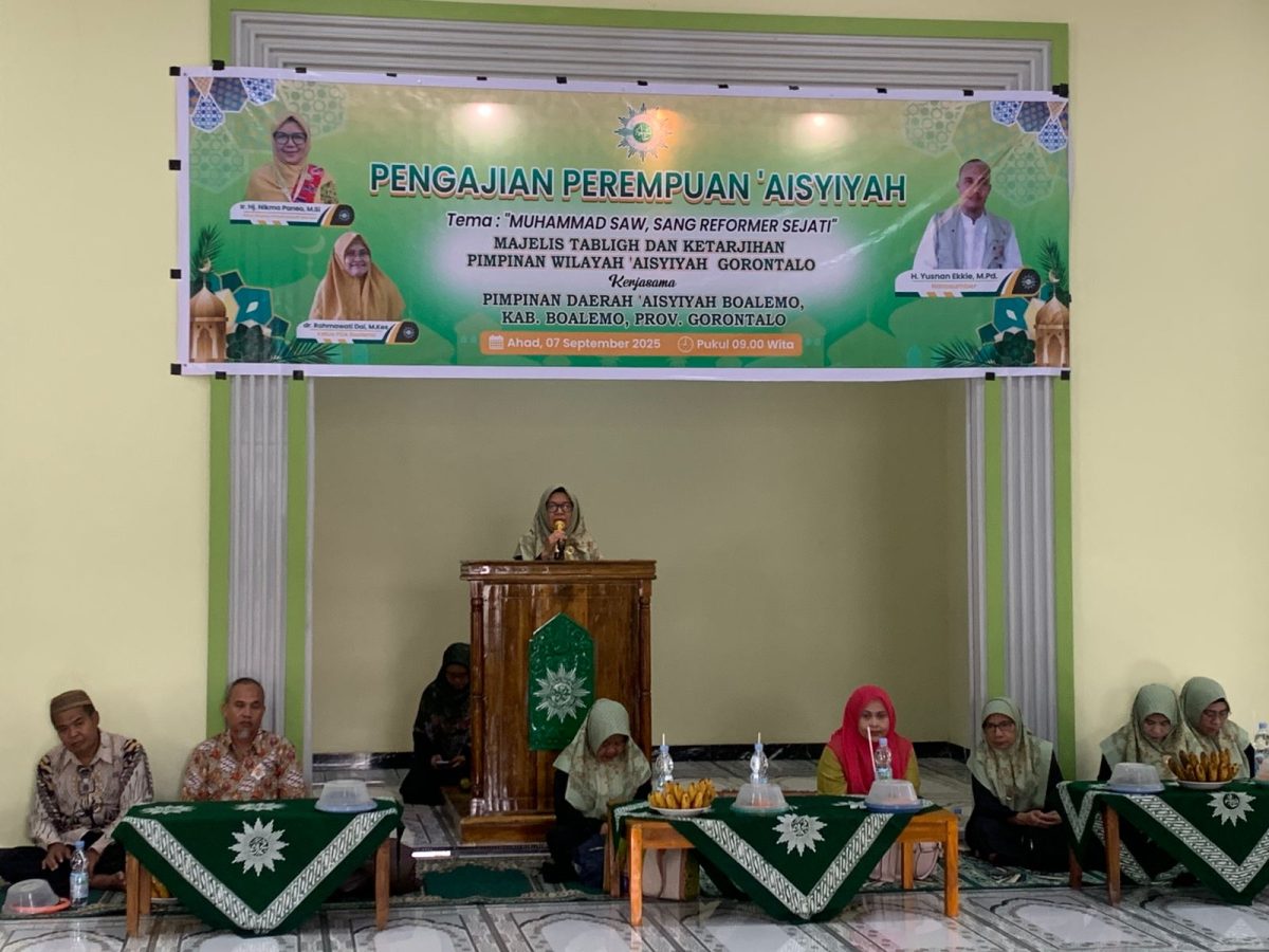 Ketua PWA Gorontalo, Ir. Hj. Hasna Nikma Paneo, M.Si, memberikan sambutan pada acara pengajian perempuan di Masjid Darunajah Desa Bongo II, Kecamatan Wonosari, Kabupaten Boalemo.