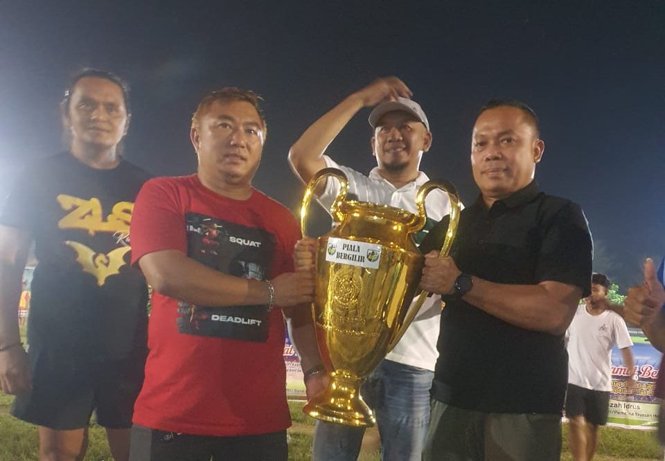 Kadispora Gorontalo, Danial Ibrahim saaat menyerahkan Piala Bergilir. Foto (Istimewa)