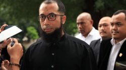 Pemilik agensi perjalanan haji PT Zahra Oto Mandiri atau Uhud Tour Khalid Basalamah berjalan untuk menjalani pemeriksaan di gedung Merah Putih KPK, Jakarta, Selasa (9/9/2025).