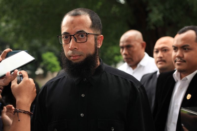 Pemilik agensi perjalanan haji PT Zahra Oto Mandiri atau Uhud Tour Khalid Basalamah berjalan untuk menjalani pemeriksaan di gedung Merah Putih KPK, Jakarta, Selasa (9/9/2025).