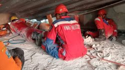Fire Rescue Surabaya merayap di reruntuhan Ponpes. Foto (Istimewa)