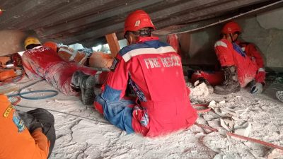 Fire Rescue Surabaya merayap di reruntuhan Ponpes. Foto (Istimewa)