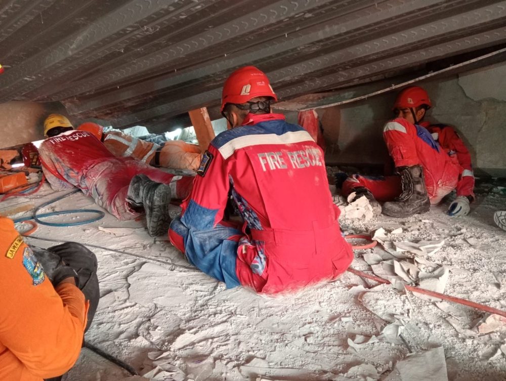 Fire Rescue Surabaya merayap di reruntuhan Ponpes. Foto (Istimewa)