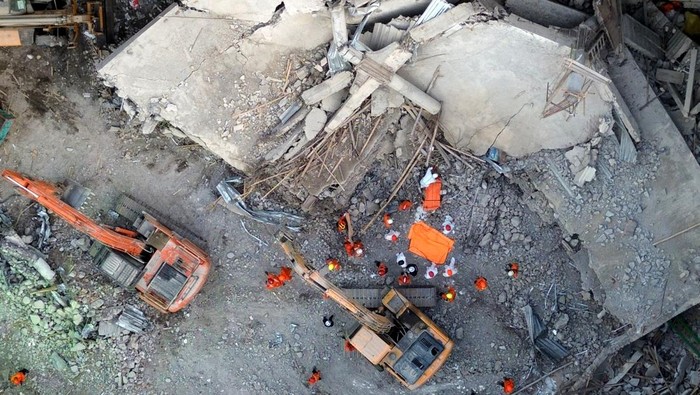 Evakuasi Korban Musala Ambruk, Ponpes Al-Khonzy. Foto (Istimewa)