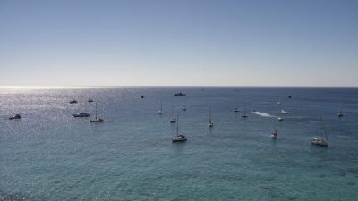 Kapal-kapal dalam misi Global Sumud Flotilla saat berlabuh di Koufonisi, Yunani, pada 24 September lalu sebelum melanjutkan perjalanan ke Jalur Gaza (AFP/ELEFTHERIOS ELIS)