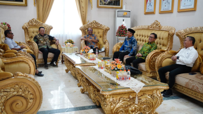 Gubernur Gusnar Ismail melakukan seleksei Kepala BUMD Gorontalo di Rumah Jabatan. Foto ( Diskominfo)